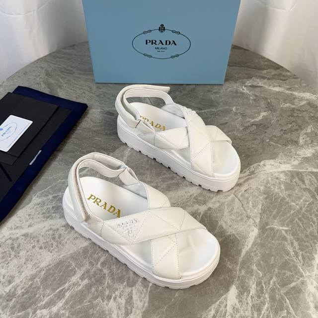 P家最新款 面：进口羊皮 里：超软混种羊皮 底：超软发泡大底 底厚4.5Cm、底台1Cm 原版包装 Size:35-41