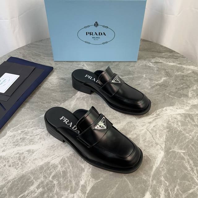 P家最新款 面：进口开边珠、牛漆皮 里：超软牛皮 底：原版开模成型耐磨底 标志性三角标 原版包装 Size:35-41