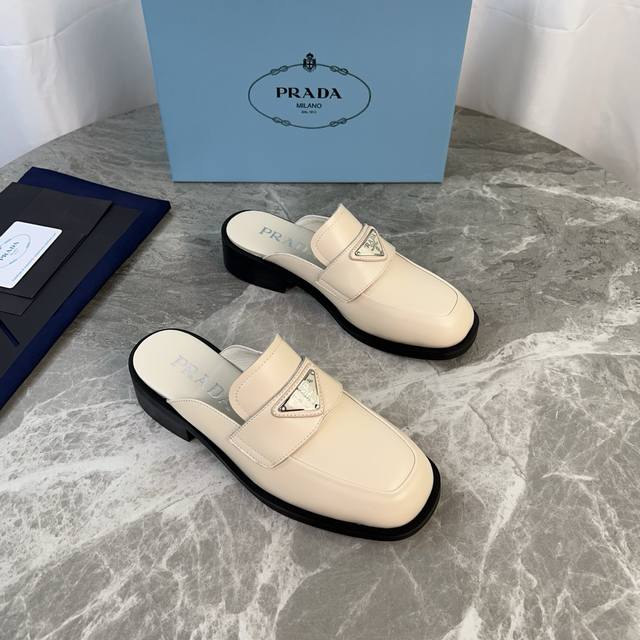 P家最新款 面：进口开边珠、牛漆皮 里：超软牛皮 底：原版开模成型耐磨底 标志性三角标 原版包装 Size:35-41