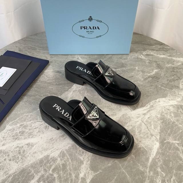 P家最新款 面：进口开边珠、牛漆皮 里：超软牛皮 底：原版开模成型耐磨底 标志性三角标 原版包装 Size:35-41