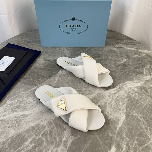 P家最新款 面：进口混种羊皮 里：混种羊皮 底：橡胶发泡底 标志性三角标 原版包装 Size:35-41