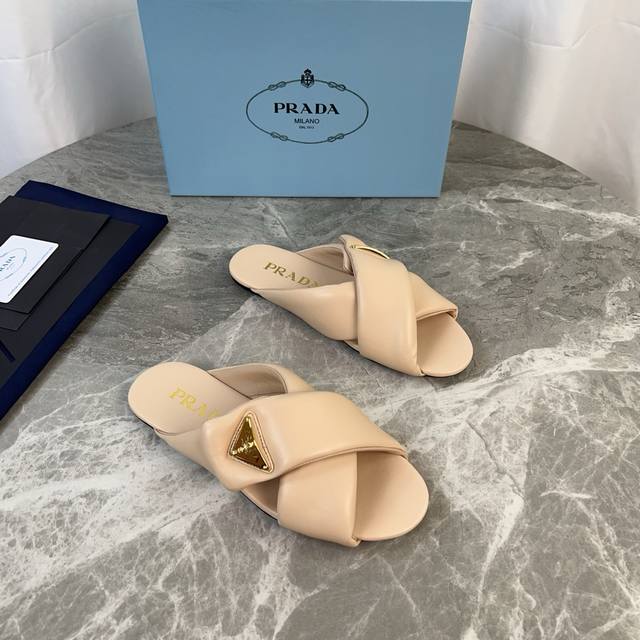 P家最新款 面：进口混种羊皮 里：混种羊皮 底：橡胶发泡底 标志性三角标 原版包装 Size:35-41