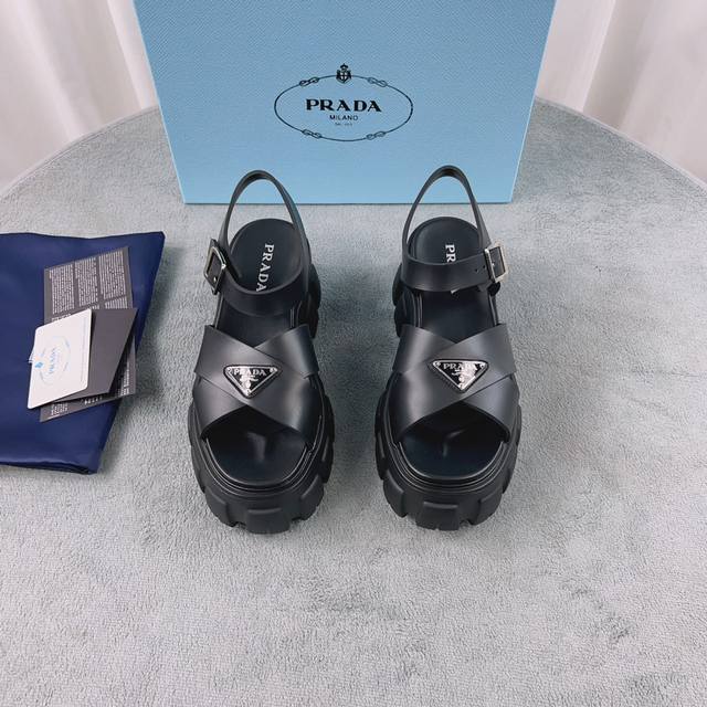 超火爆 Prada普拉达最新春夏锯齿罗马编织超轻厚底橡胶凉鞋 E64。复古时髦前卫的轮齿55Mm 厚底鞋底搭配橡胶鞋面，让整双鞋轻便舒适 鲜艳色彩 满足不同风格