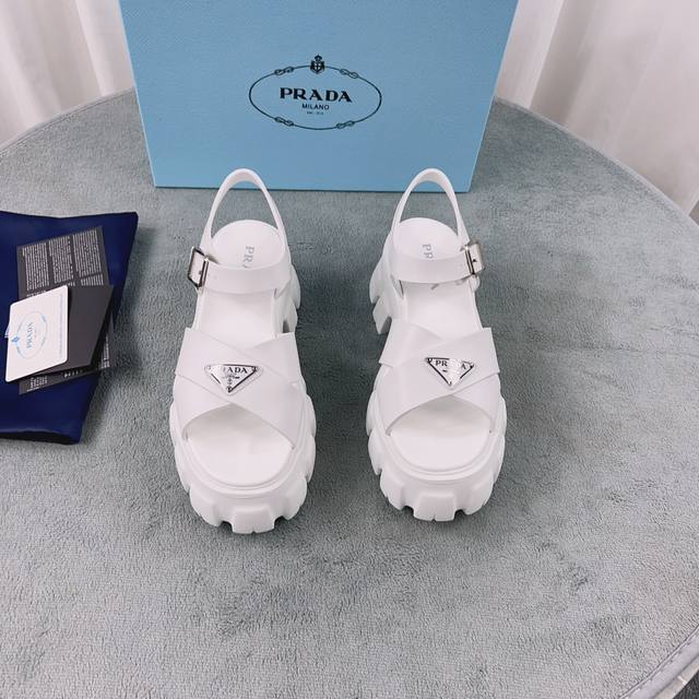 超火爆 Prada普拉达最新春夏锯齿罗马编织超轻厚底橡胶凉鞋 E64。复古时髦前卫的轮齿55Mm 厚底鞋底搭配橡胶鞋面，让整双鞋轻便舒适 鲜艳色彩 满足不同风格