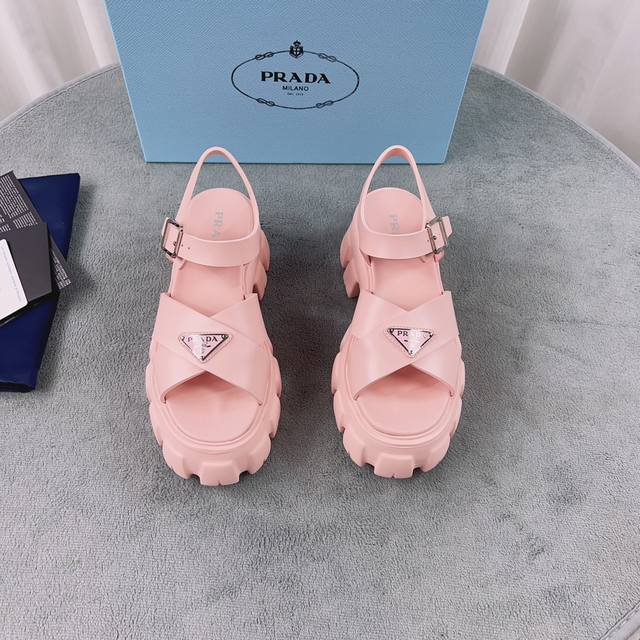 超火爆 Prada普拉达最新春夏锯齿罗马编织超轻厚底橡胶凉鞋 E64。复古时髦前卫的轮齿55Mm 厚底鞋底搭配橡胶鞋面，让整双鞋轻便舒适 鲜艳色彩 满足不同风格