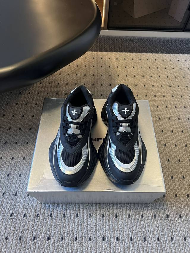 Smfk 25Ss黑色厚底老爹鞋 采用网面与皮革拼接的材质，兼具透气性与质感。鞋身带有品牌标志性的十字花装饰，辨识度高，黑银配色酷感十足，充满未来科技感。 厚底