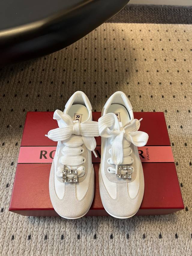 Roger Vivie* 25Ss 新款德训休闲鞋 注重舒适度的宝子一定要留这款！莞产版本，原版开发，版型专柜一比一，细节处理专柜一比一，经典简约的款式设计，百