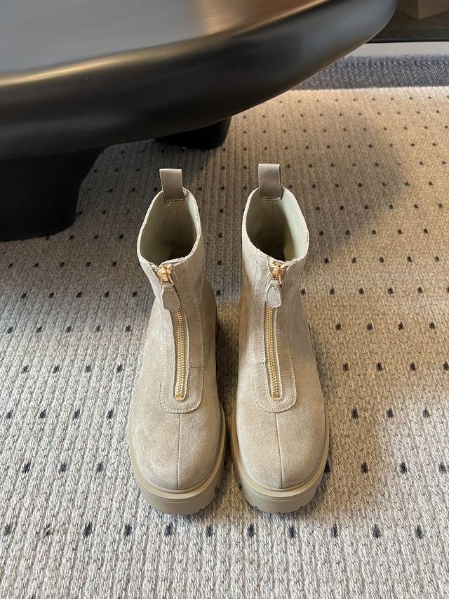 Prad* 25Ss 秋冬新款拉链短靴厚底靴子 这季的鞋子真的好看的，奶茶色系很适合初秋，新款鞋型洋气时髦，时尚厚底休闲长靴 ，独到味道，人人都爱也轻松驾驭 每