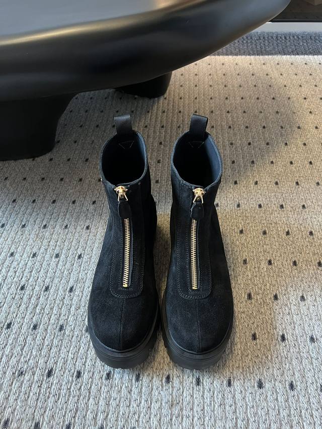 Prad* 25Ss 秋冬新款拉链短靴厚底靴子 这季的鞋子真的好看的，奶茶色系很适合初秋，新款鞋型洋气时髦，时尚厚底休闲长靴 ，独到味道，人人都爱也轻松驾驭 每