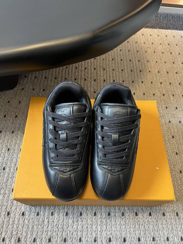 Lv路易威登 菲董 联名 走秀款 胖丁 厚底 休闲 运动鞋 阿甘鞋 此次系列包括从简约风格的运动鞋到引人注目的跑鞋。Lv以其标志性的厚底和现代美学脱颖而出，而其