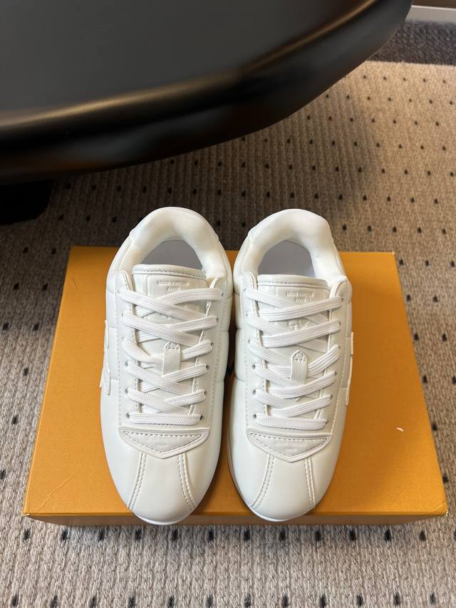 Lv路易威登 菲董 联名 走秀款 胖丁 厚底 休闲 运动鞋 阿甘鞋 此次系列包括从简约风格的运动鞋到引人注目的跑鞋。Lv以其标志性的厚底和现代美学脱颖而出，而其