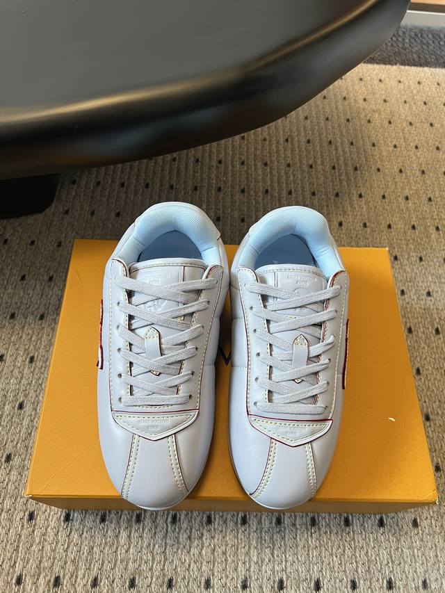 Lv路易威登 菲董 联名 走秀款 胖丁 厚底 休闲 运动鞋 阿甘鞋 此次系列包括从简约风格的运动鞋到引人注目的跑鞋。Lv以其标志性的厚底和现代美学脱颖而出，而其