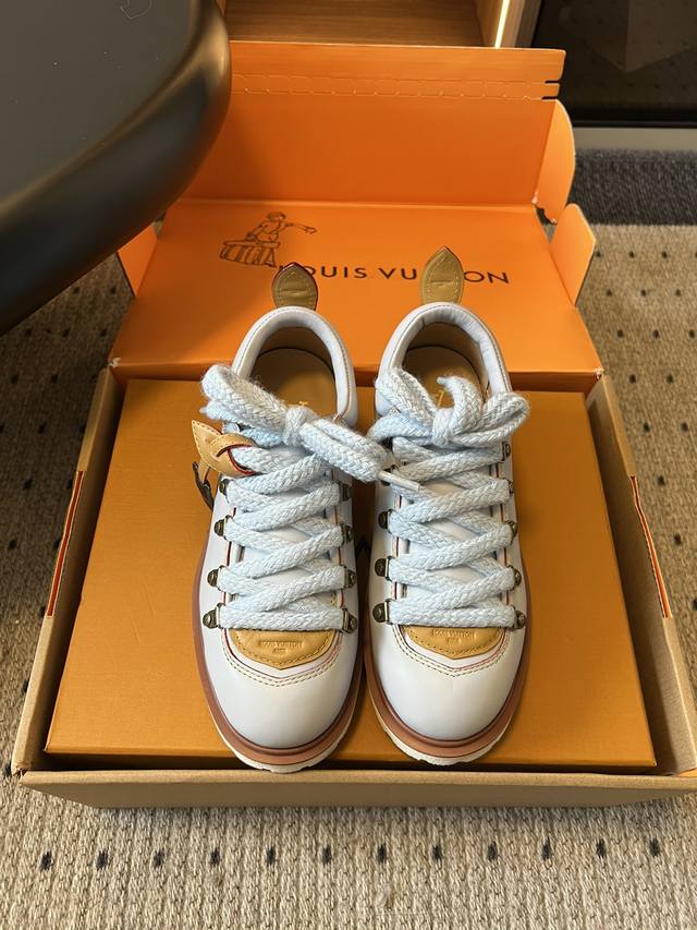 Louis Vuiteeo* 路易威登系带 厚底乐福鞋 最新款情侣 男女款 德比鞋 这款松糕厚底系列今年非常爆，穿上**效果，和时尚的引领绝对的Yyds！ 小牛