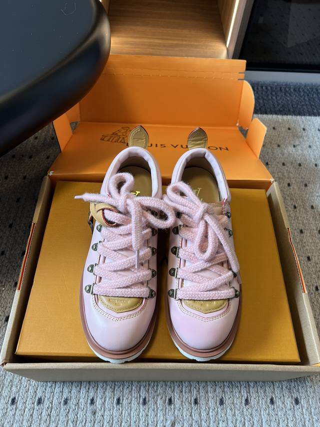 Louis Vuiteeo* 路易威登系带 厚底乐福鞋 最新款情侣 男女款 德比鞋 这款松糕厚底系列今年非常爆，穿上**效果，和时尚的引领绝对的Yyds！ 小牛