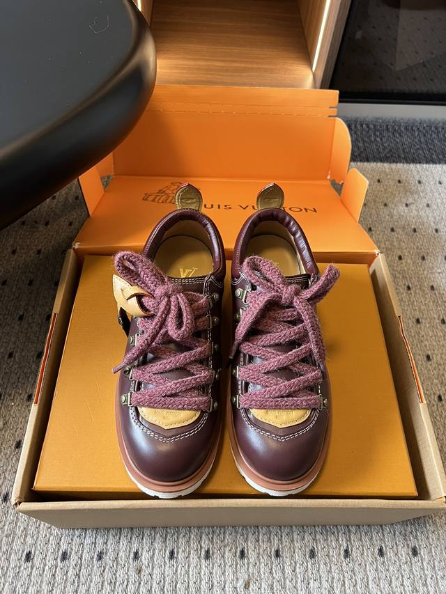 Louis Vuiteeo* 路易威登系带 厚底乐福鞋 最新款情侣 男女款 德比鞋 这款松糕厚底系列今年非常爆，穿上**效果，和时尚的引领绝对的Yyds！ 小牛