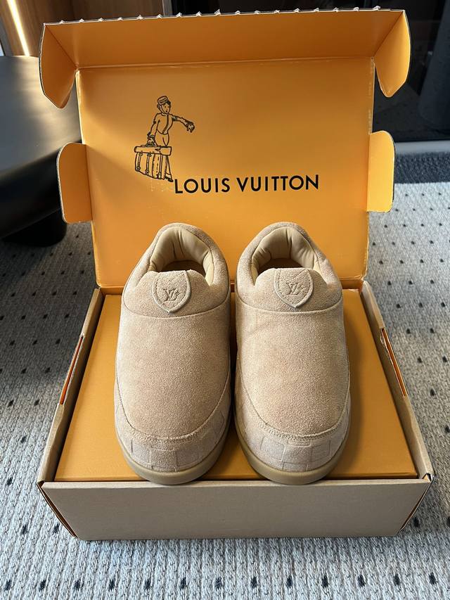 Louis Vuitto* 路易威登系带 厚底胖丁鞋 最新款情侣 男女款 德比鞋 外观上，它采用浅米色的麂皮材质，质感细腻。鞋面上有品牌标志性的“Lv”压印，搭