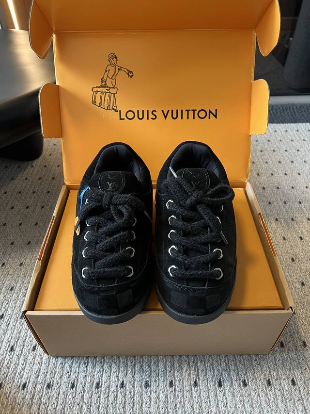 Louis Vuitto* 路易威登系带 厚底胖丁鞋 最新款情侣 男女款 德比鞋 外观上，它采用浅米色的麂皮材质，质感细腻。鞋面上有品牌标志性的“Lv”压印，搭