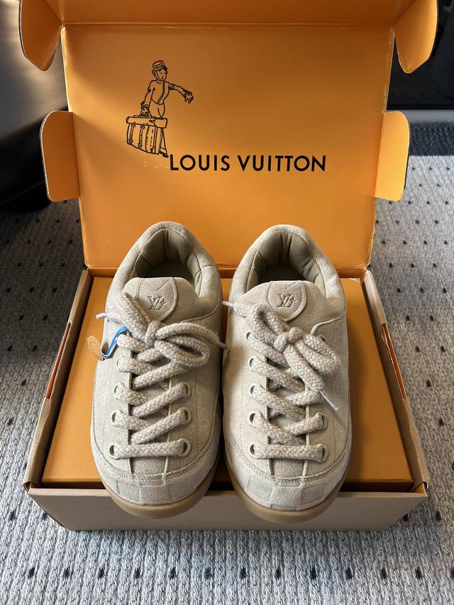 Louis Vuitto* 路易威登系带 厚底胖丁鞋 最新款情侣 男女款 德比鞋 外观上，它采用浅米色的麂皮材质，质感细腻。鞋面上有品牌标志性的“Lv”压印，搭