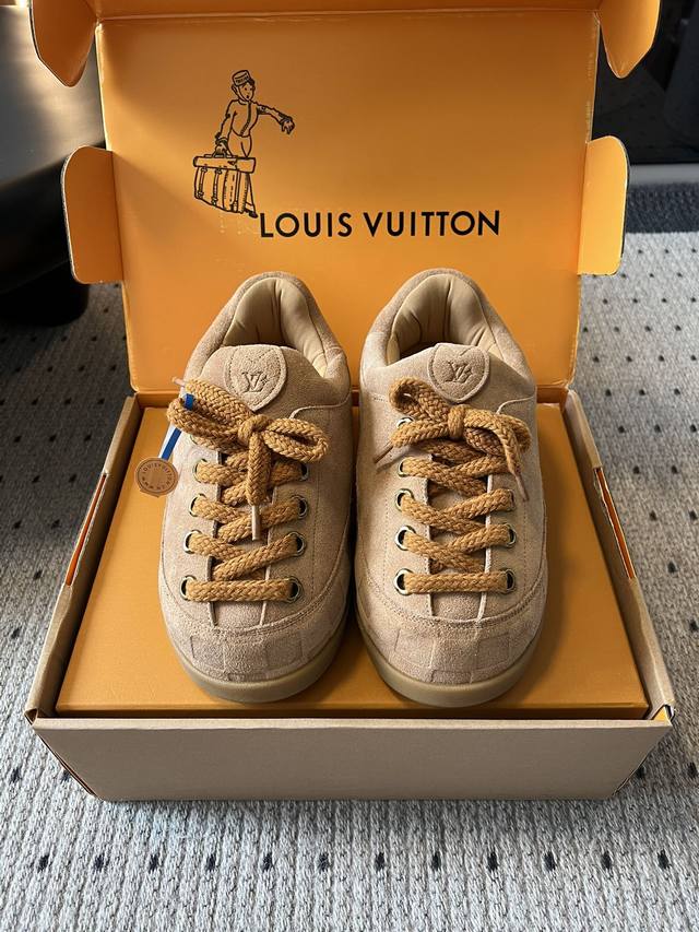 Louis Vuitto* 路易威登系带 厚底胖丁鞋 最新款情侣 男女款 德比鞋 外观上，它采用浅米色的麂皮材质，质感细腻。鞋面上有品牌标志性的“Lv”压印，搭