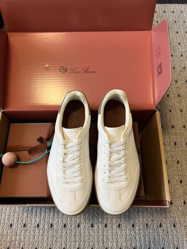 Loro Piana丨Lp诺悠翩雅Tennis Walk 德训鞋 这款新款绒面革网球鞋采用超低帮设计，适合全年穿着，并具有防水性能。包边鞋底营造轻松迷人的色彩组