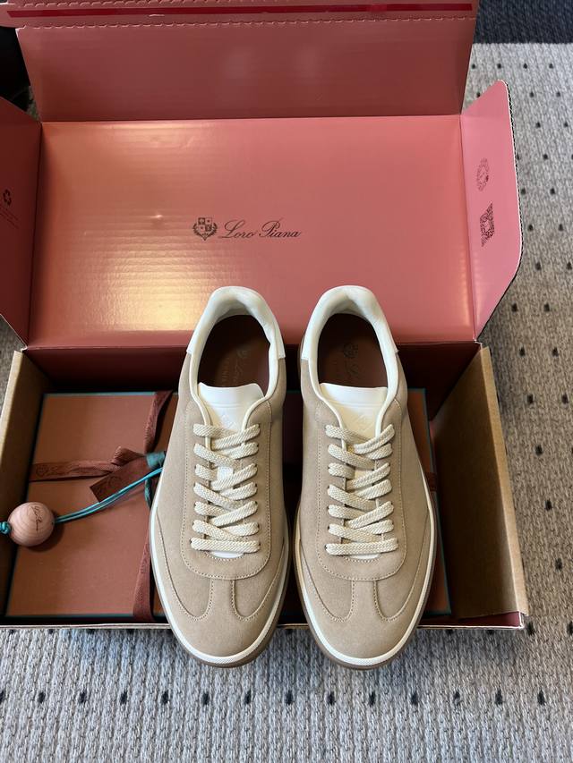 Loro Piana丨Lp诺悠翩雅Tennis Walk 德训鞋 这款新款绒面革网球鞋采用超低帮设计，适合全年穿着，并具有防水性能。包边鞋底营造轻松迷人的色彩组