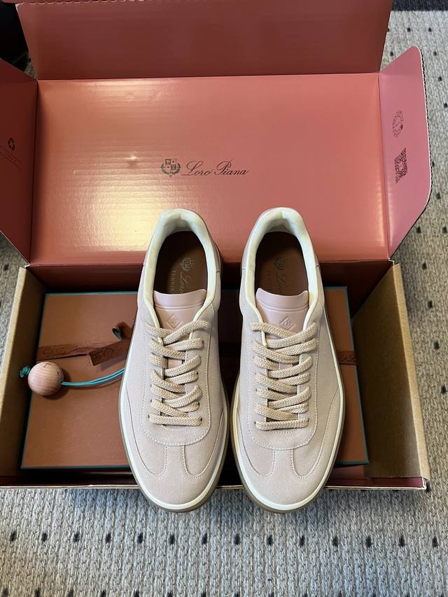 Loro Piana丨Lp诺悠翩雅Tennis Walk 德训鞋 这款新款绒面革网球鞋采用超低帮设计，适合全年穿着，并具有防水性能。包边鞋底营造轻松迷人的色彩组