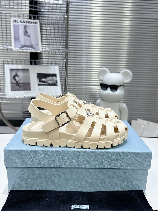平底款 Prada 普拉达 春夏新款凉鞋系列 经典三角扣猪笼凉鞋 经典升级 舒适度与时髦度并存 圆头设计搭配不同风格需求 鞋面：原版定制材质切 羊皮 垫脚 大底