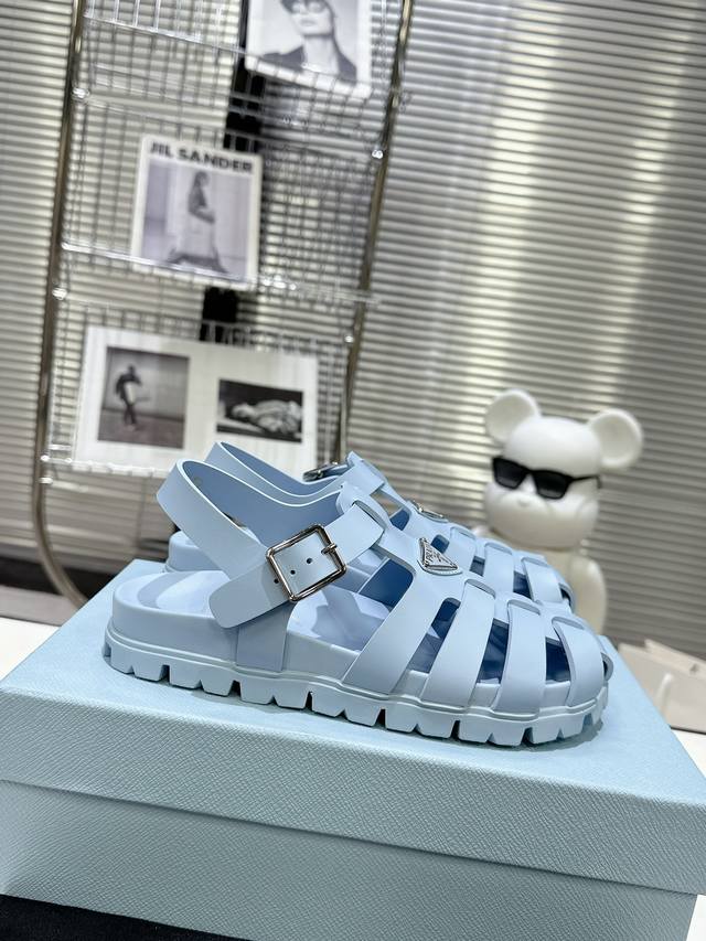 平底款 Prada 普拉达 春夏新款凉鞋系列 经典三角扣猪笼凉鞋 经典升级 舒适度与时髦度并存 圆头设计搭配不同风格需求 鞋面：原版定制材质切 羊皮 垫脚 大底