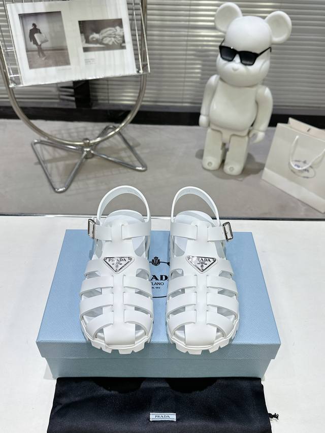 平底款 Prada 普拉达 春夏新款凉鞋系列 经典三角扣猪笼凉鞋 经典升级 舒适度与时髦度并存 圆头设计搭配不同风格需求 鞋面：原版定制材质切 羊皮 垫脚 大底
