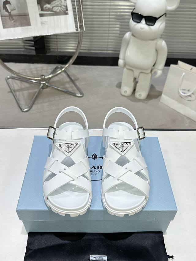 平底款 Prada 普拉达 春夏沙滩新款凉鞋系列 经典三角扣交叉编制凉鞋 经典升级 舒适度与时髦度并存 圆头设计搭配不同风格需求 鞋面：原版定制材质切割Ip橡胶