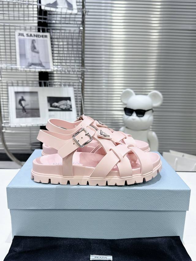 平底款 Prada 普拉达 春夏沙滩新款凉鞋系列 经典三角扣交叉编制凉鞋 经典升级 舒适度与时髦度并存 圆头设计搭配不同风格需求 鞋面：原版定制材质切割Ip橡胶