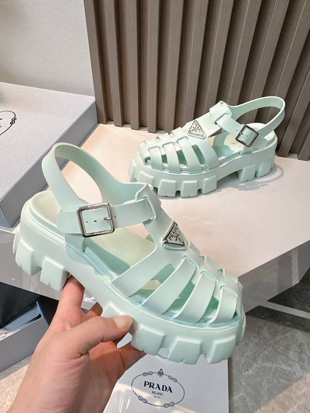 超火爆 Prada普拉达 最新春夏锯齿罗马编织厚底橡胶凉鞋 E64。复古时髦前卫的轮齿55Mm 厚底鞋底搭配橡胶鞋面，让整双鞋轻便舒适 鲜艳色彩 满足不同风格时