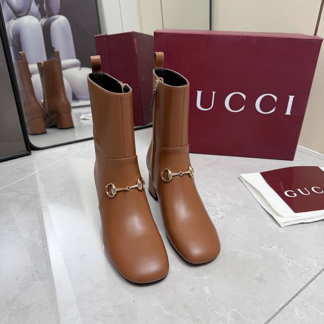 Gucci 古驰 秋冬款马衔扣短靴 经典的1955马衔扣 极简设计 没有一丝一毫的多余 半弧方形鞋头 饱满有型 整个鞋子的线条感是非常柔和的 弧度贴合脚型 侧拉