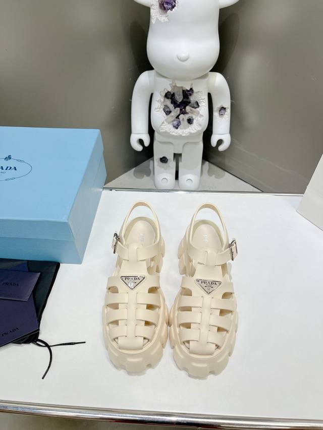 超火爆 Prada普拉达 最新春夏锯齿罗马编织厚底橡胶凉鞋 E64。复古时髦前卫的轮齿55Mm 厚底鞋底搭配橡胶鞋面，让整双鞋轻便舒适 鲜艳色彩 满足不同风格时