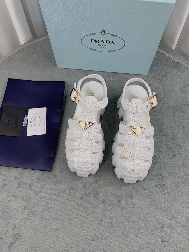 Prada新款编织凉鞋，顶级版本 面：原版定制拉菲草 里：进口小牛皮 底：原版1：1开模橡胶发泡底 跟高：6Cm 标志性的金属三角标 Size:35-40 41