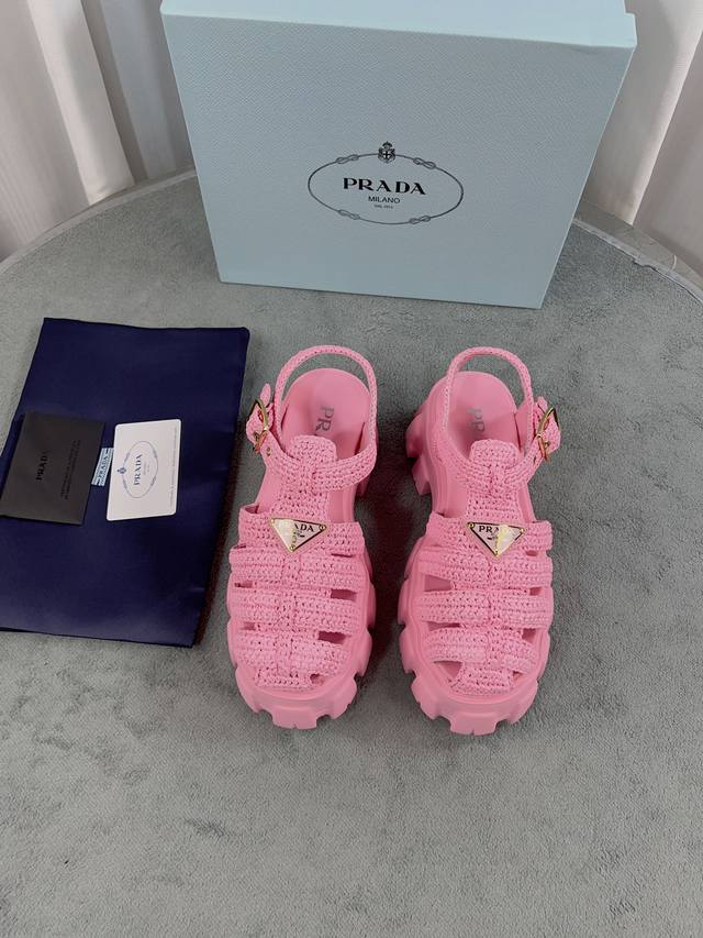 Prada新款编织凉鞋，顶级版本 面：原版定制拉菲草 里：进口小牛皮 底：原版1：1开模橡胶发泡底 跟高：6Cm 标志性的金属三角标 Size:35-40 41