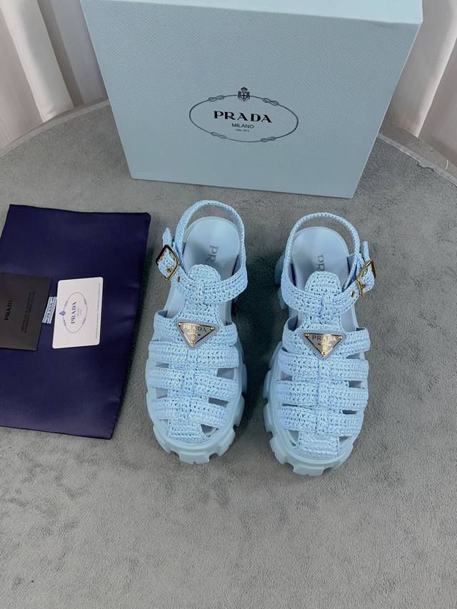 Prada新款编织凉鞋，顶级版本 面：原版定制拉菲草 里：进口小牛皮 底：原版1：1开模橡胶发泡底 跟高：6Cm 标志性的金属三角标 Size:35-40 41