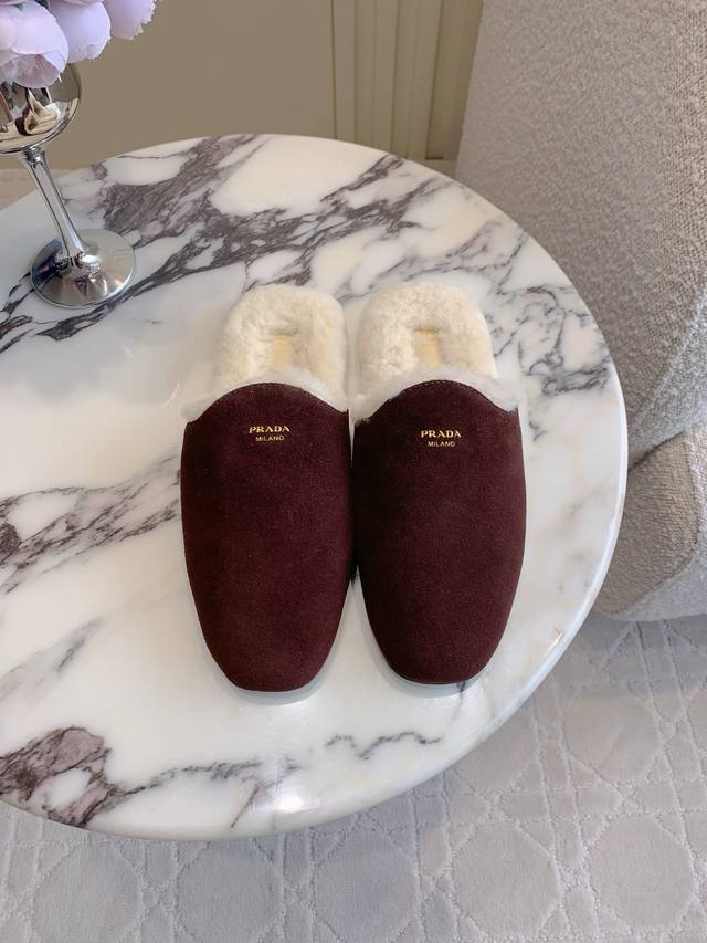 出厂价P Prad*新款羊毛里平底穆勒半拖鞋 简约时尚 尽显极简高级感 脚感超级舒适 超级保暖 鞋面小牛皮 羊京 内里垫脚进口羊毛 原版开模大底 尺码35-39