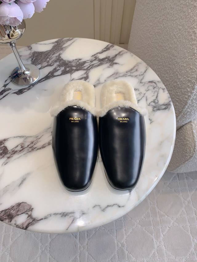 出厂价P Prad*新款羊毛里平底穆勒半拖鞋 简约时尚 尽显极简高级感 脚感超级舒适 超级保暖 鞋面小牛皮 羊京 内里垫脚进口羊毛 原版开模大底 尺码35-39