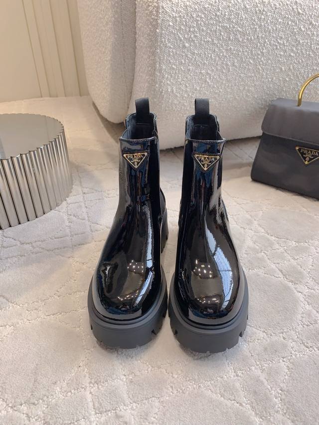 出厂价P Prad*新款三角标厚底短靴 经典三角标装饰 鞋型流畅帅气 超好穿 上脚简直酷炸了 万年百搭靴 鞋面小牛皮 原版开模三角标 内里垫脚牛皮 原版开模大底