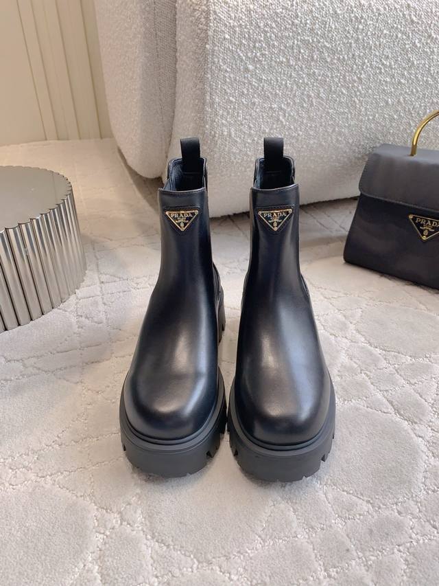 出厂价P Prad*新款三角标厚底短靴 经典三角标装饰 鞋型流畅帅气 超好穿 上脚简直酷炸了 万年百搭靴 鞋面小牛皮 原版开模三角标 内里垫脚牛皮 原版开模大底
