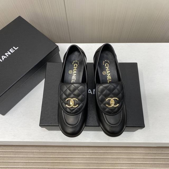 出厂价P Chane*香奈儿 24Ss秋冬高端定制乐福鞋 各大明星网红走秀款 百年经典！ 独家巨献！重磅来袭！！！意大利专业调楦师调楦 香奈儿独家新爆款 鞋面：