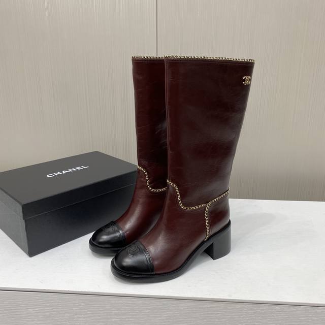 出厂价P Chanel 香奈儿 秋冬巴黎走秀款 纽扣 裤筒靴系列 原版购入1:1开发 各大时尚博主都有穿的一款靴子 上脚非常时髦 显腿神器，随便搭配都是超级好看