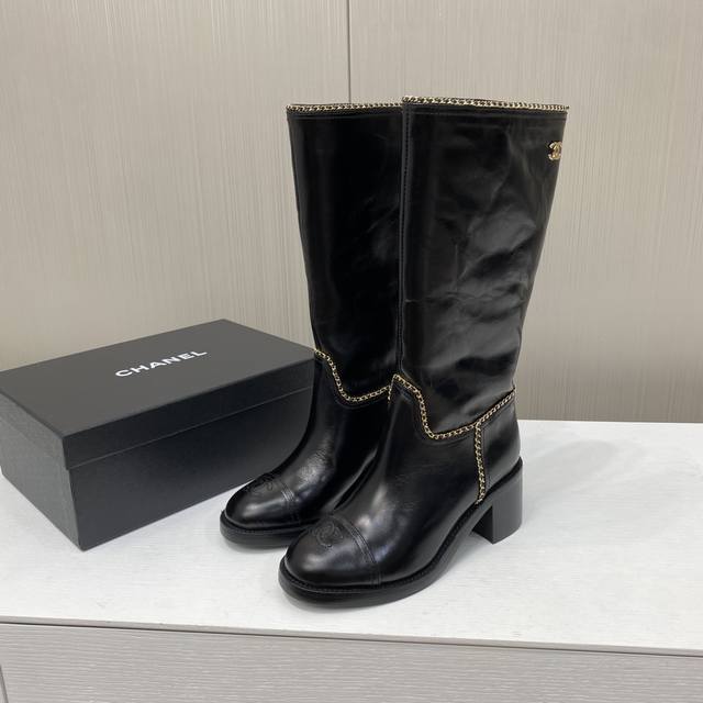 出厂价P Chanel 香奈儿 秋冬巴黎走秀款 纽扣 裤筒靴系列 原版购入1:1开发 各大时尚博主都有穿的一款靴子 上脚非常时髦 显腿神器，随便搭配都是超级好看