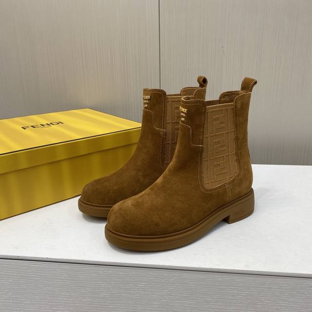 出厂价P 顶级版本 Fendi 芬迪秋冬走秀主推系列 经典老花骑士系列 当季新品秀款靴子 简约的设计 极具辨识度Logo小细节老花点缀 高级感满满的，鞋面进口牛