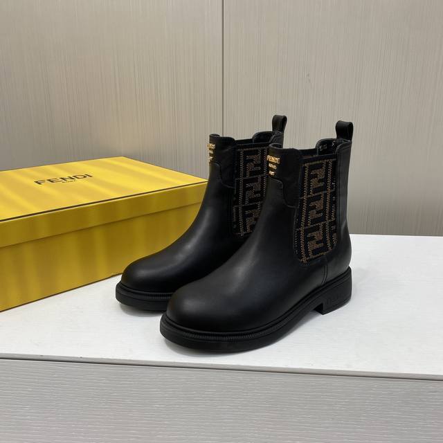 出厂价P 顶级版本 Fendi 芬迪秋冬走秀主推系列 经典老花骑士系列 当季新品秀款靴子 简约的设计 极具辨识度Logo小细节老花点缀 高级感满满的，鞋面进口牛