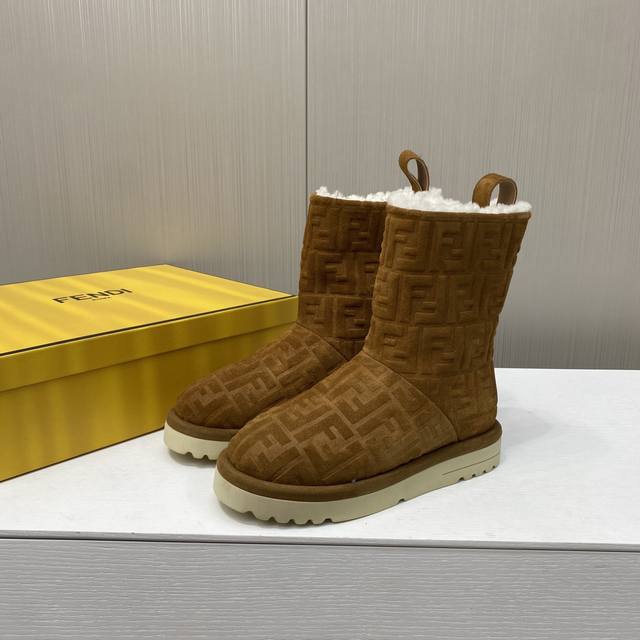出厂价P 顶级版本 Fendi 芬迪秋冬走秀主推系列 经典老花骑士系列 当季新品秀款靴子 简约的设计 极具辨识度Logo小细节老花点缀 高级感满满的，鞋面进口牛