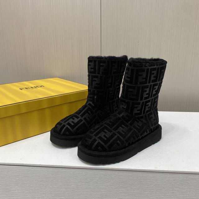 出厂价P 顶级版本 Fendi 芬迪秋冬走秀主推系列 经典老花骑士系列 当季新品秀款靴子 简约的设计 极具辨识度Logo小细节老花点缀 高级感满满的，鞋面进口牛