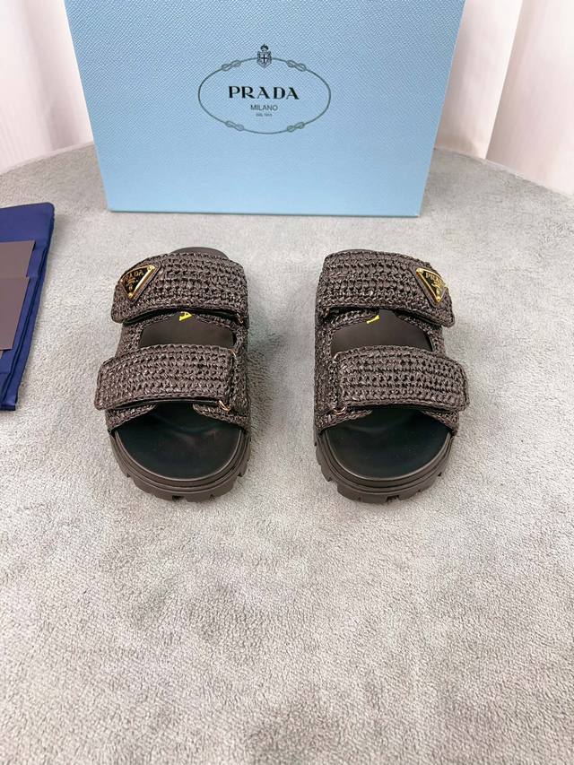 普拉达最新款 面：原版定制拉菲草 里：进口混种羊皮 底：原版1:1开模大底 跟高：2.5Cm Size：35-41