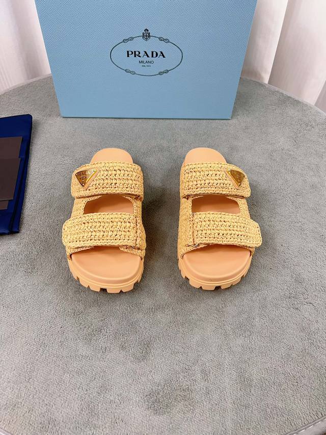 普拉达最新款 面：原版定制拉菲草 里：进口混种羊皮 底：原版1:1开模大底 跟高：2.5Cm Size：35-41